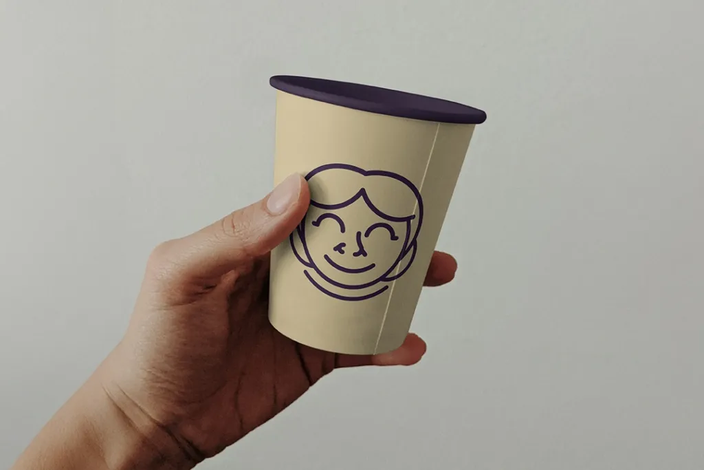 Free Paper Coffee Cup in Hand Mockup copia