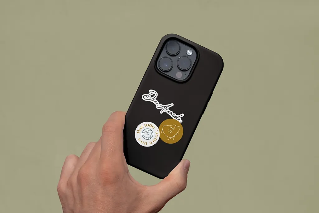 Free iPhone Pro Case in Hand Mockup copia