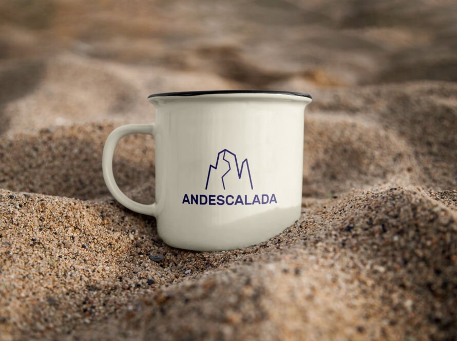 Free Mug in Sand Mockup copia scaled
