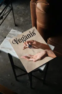 Free Magazine on Marble Table Mockup copia scaled